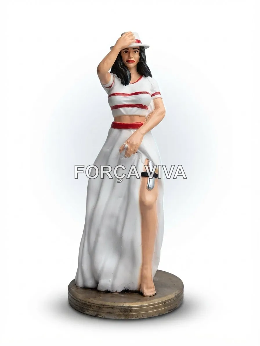 Estatueta de Maria Navalha produzida em resina, vestindo saia branca com listras vermelhas e chapéu branco, sobre base redonda.