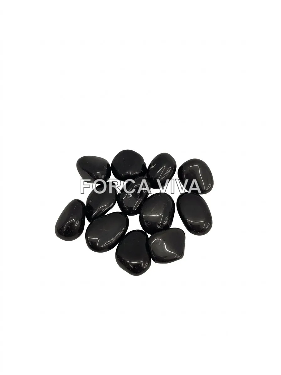 Conjunto variado de pedras e cristais naturais rolados e polidos em fundo neutro.
