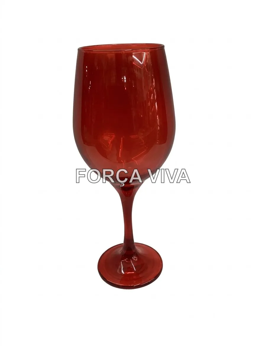 Taça de vidro vermelha vibrante com acabamento brilhante e haste fina sobre fundo neutro.
