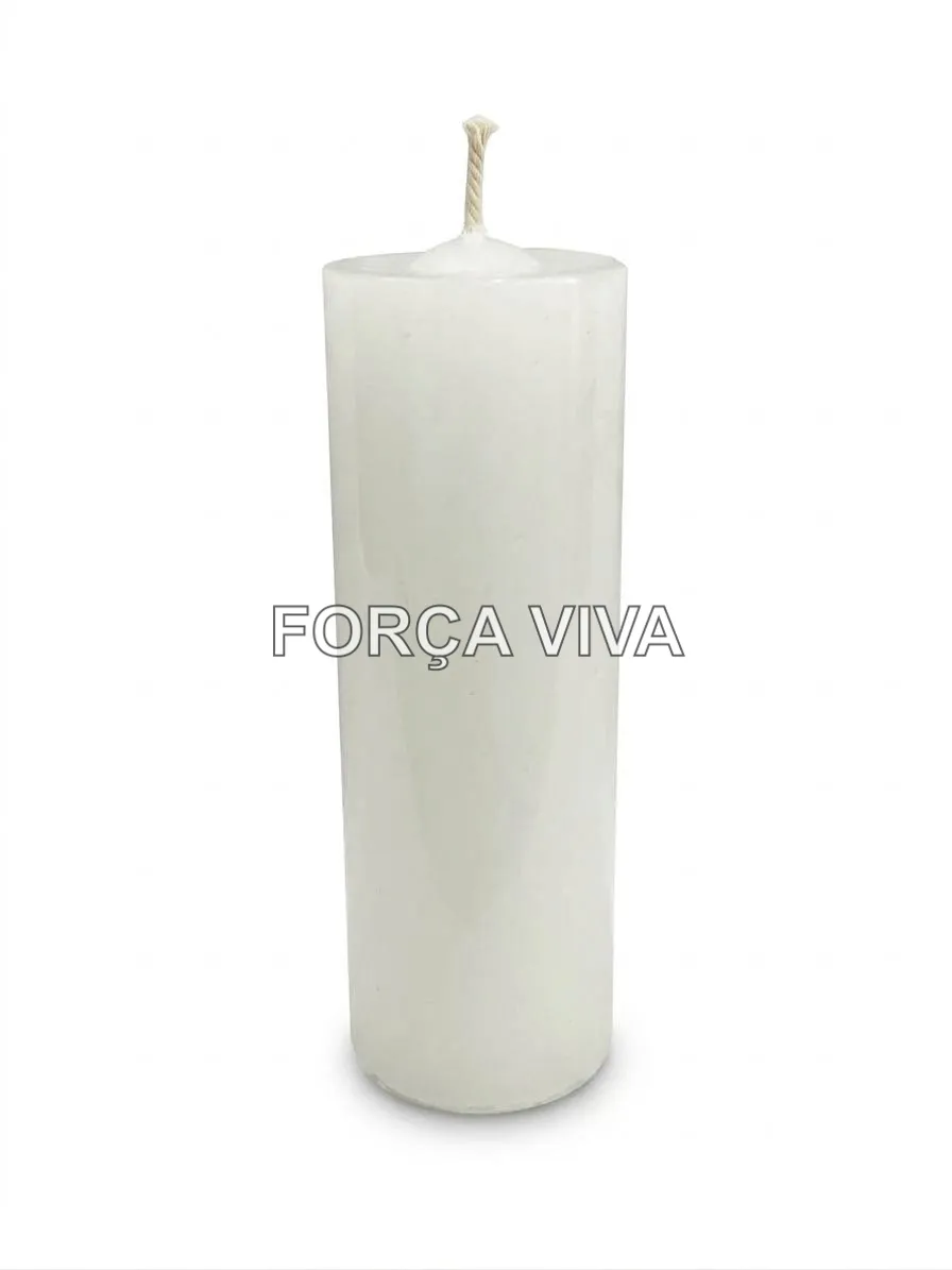 Vela de 7 dias cilíndrica na cor branca em pé sobre fundo claro neutro.