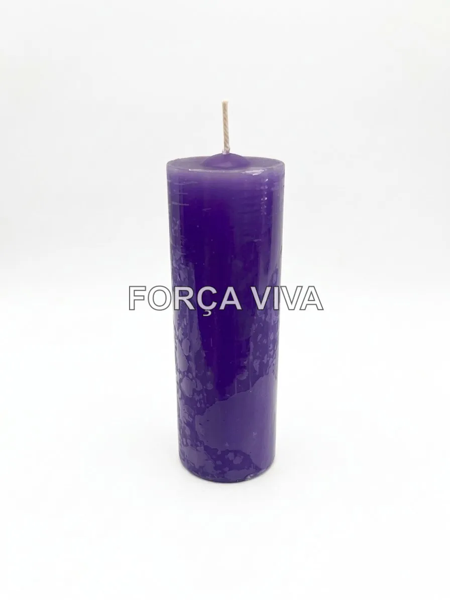 Vela de 7 dias cilíndrica na cor roxa em pé sobre fundo neutro de tecido claro.