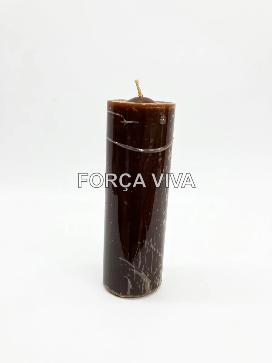 Vela de 7 dias cilíndrica na cor marrom em pé sobre fundo neutro de tecido claro.