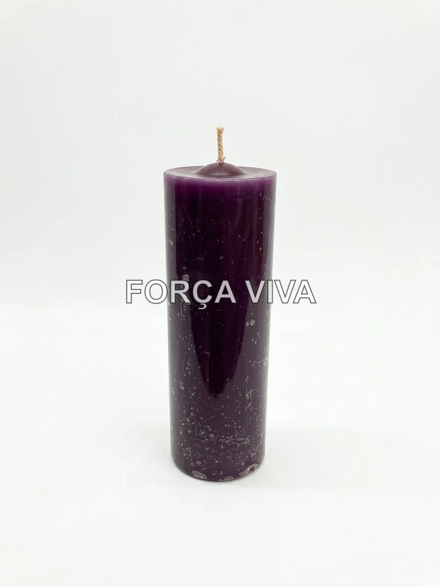 Vela de 7 dias cilíndrica na cor roxa em pé sobre fundo neutro de tecido claro.