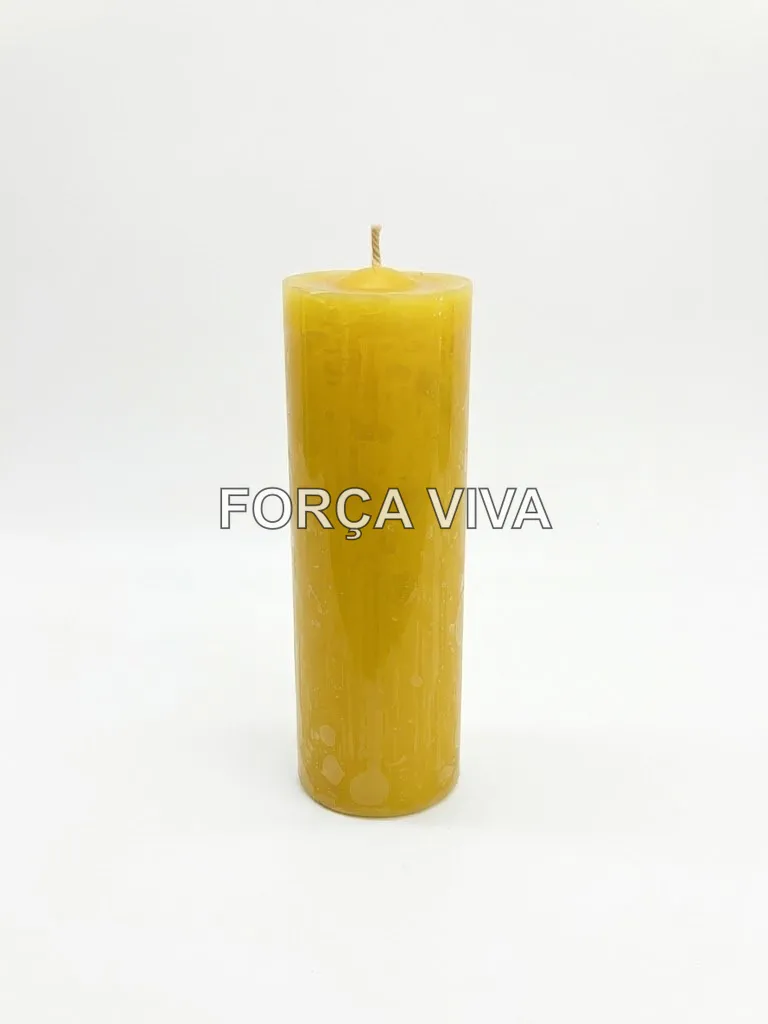 Vela de 7 dias cilíndrica na cor amarela em pé sobre fundo neutro de tecido claro.