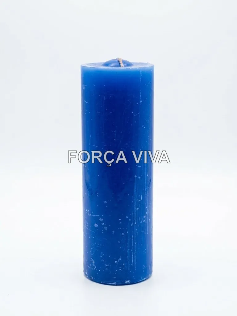 Vela de 7 dias cilíndrica na cor azul claro em pé sobre fundo neutro de tecido claro.