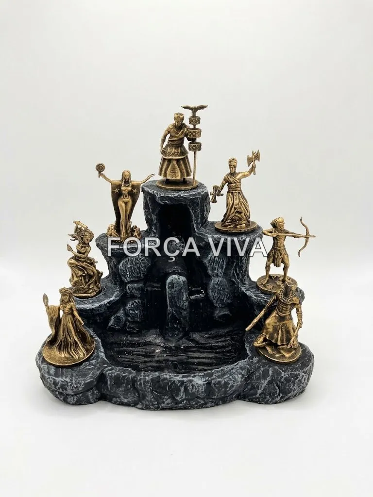 Altar dos Orixás em resina com três miniaturas e suporte para incenso de cascata e palito sobre fundo neutro.