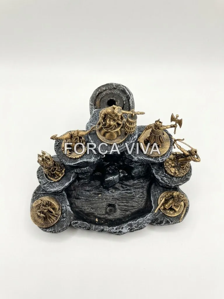 Altar dos Orixás em resina com três miniaturas e suporte para incenso de cascata e palito sobre fundo neutro. 2