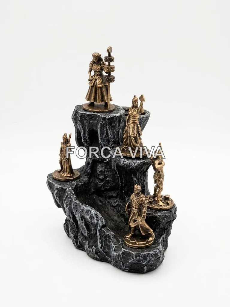 Altar dos Orixás em resina com três miniaturas e suporte para incenso de cascata e palito sobre fundo neutro. 3