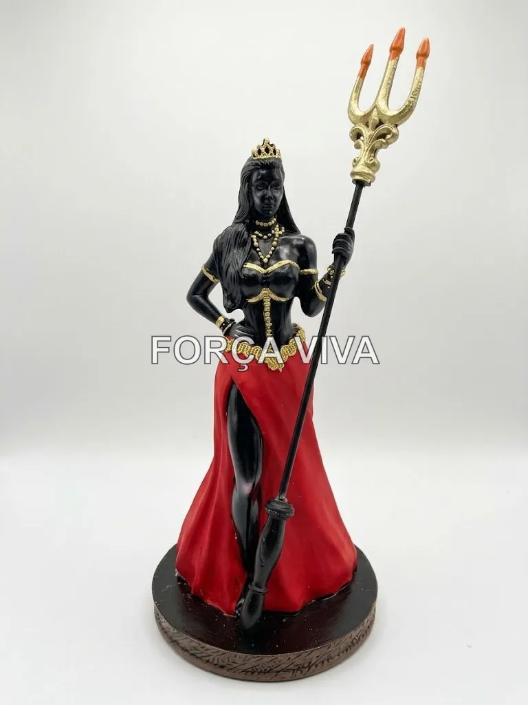 Estátua de Pomba Gira em resina de cor preta com saia vermelha, adornos dourados e segurando tridente em pé sobre base redonda.