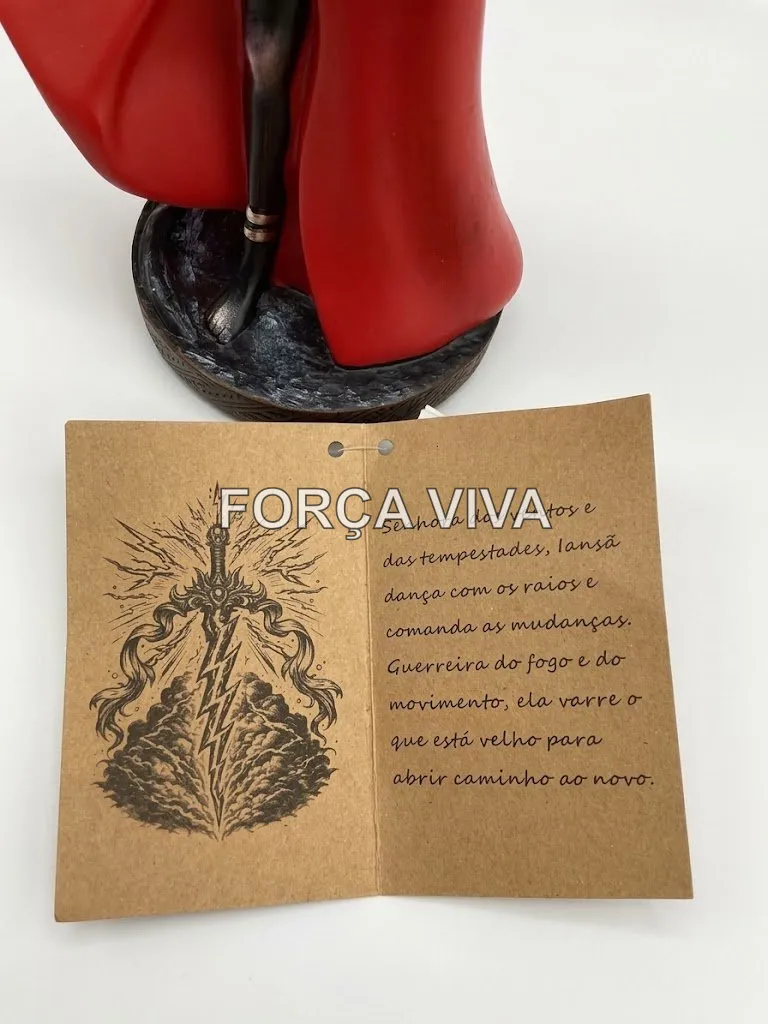 Estátua de Iansã em resina com espadas e adereços tradicionais sobre base de 7cm em fundo neutro. 2